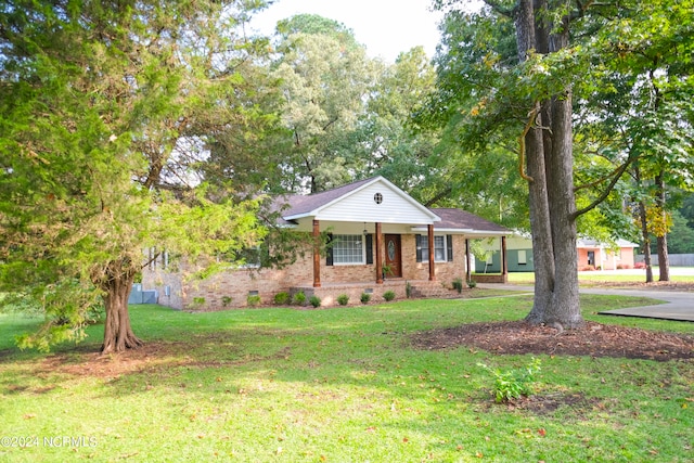 view of front of property with a front yard