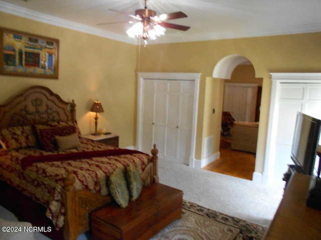 bedroom with crown molding and ceiling fan