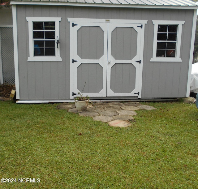 view of outdoor structure with a yard