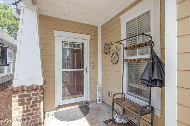 property entrance featuring a porch