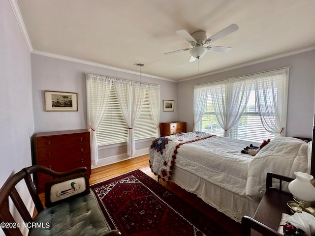 bedroom featuring crown molding, light hardwood / wood-style floors, and ceiling fan