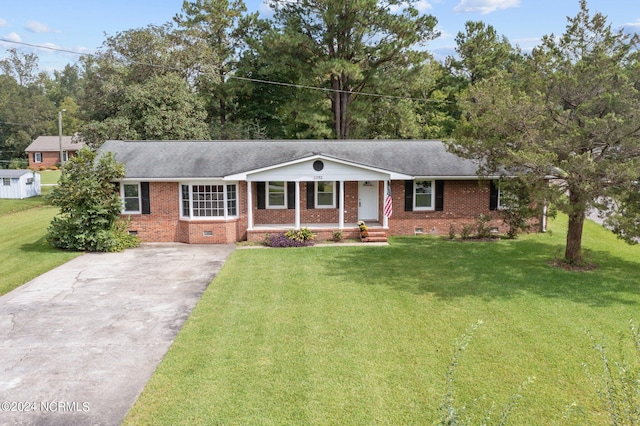 ranch-style home featuring a front lawn