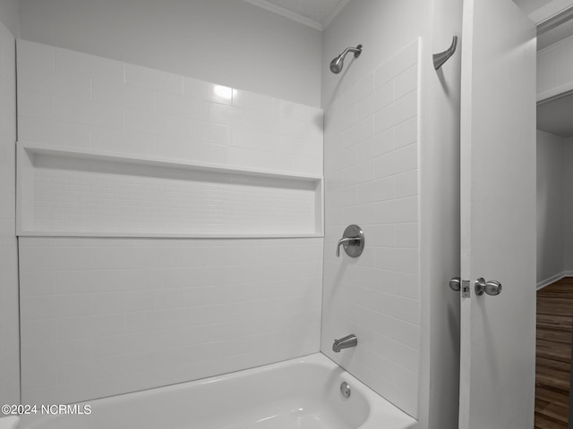 bathroom featuring tiled shower / bath