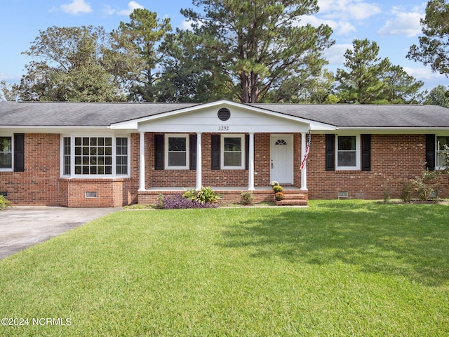 ranch-style home featuring a front lawn