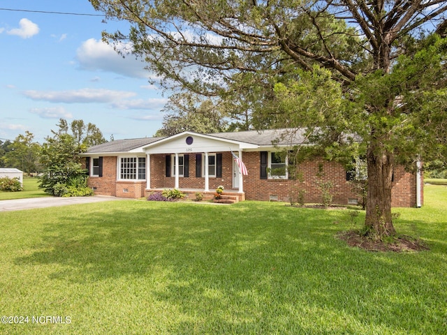 ranch-style house featuring a front yard