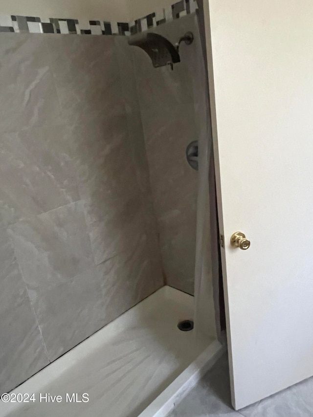 bathroom featuring tiled shower