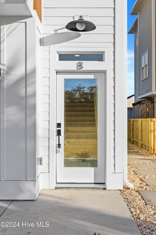 doorway to property with ceiling fan