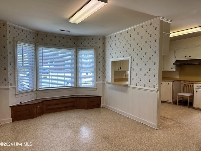 kitchen with crown molding