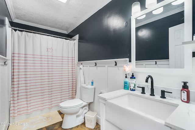 bathroom with a textured ceiling, a shower with shower curtain, crown molding, vanity, and toilet