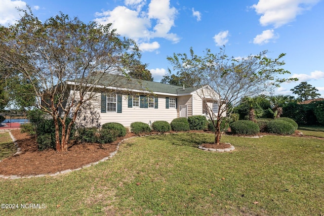 view of front of home featuring a front yard