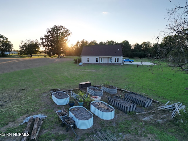 view of yard at dusk