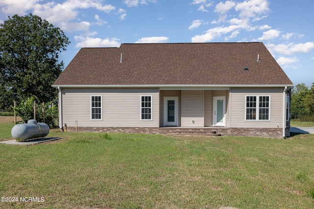 back of house featuring a lawn