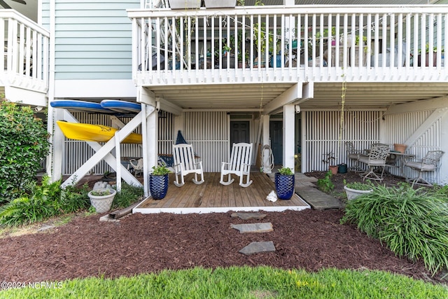 property entrance featuring a deck