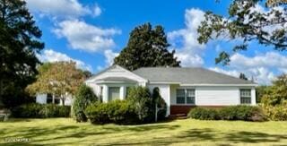 view of front of house with a front lawn