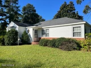 view of front of house featuring a front lawn