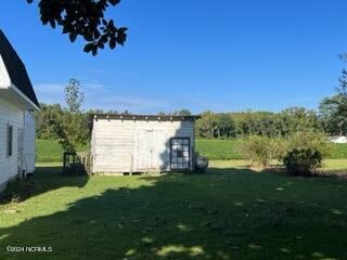 view of yard with a storage shed