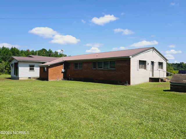 view of front of property featuring a front lawn