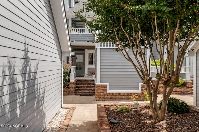 entrance to property with a balcony