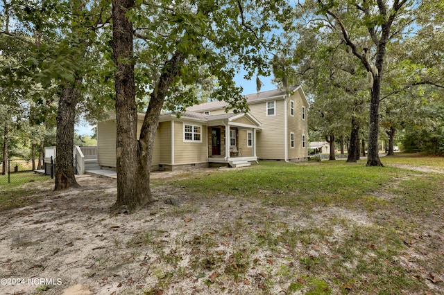 view of front of property featuring a front yard