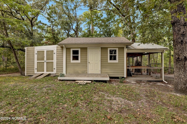 view of outdoor structure featuring a yard