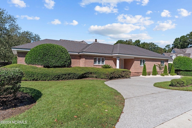 ranch-style home featuring a front lawn