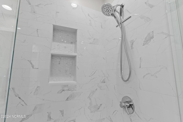 room details featuring tiled shower