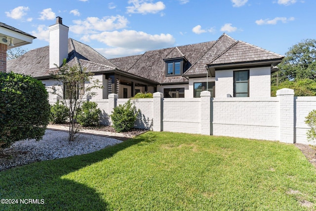 view of front of property with a front yard