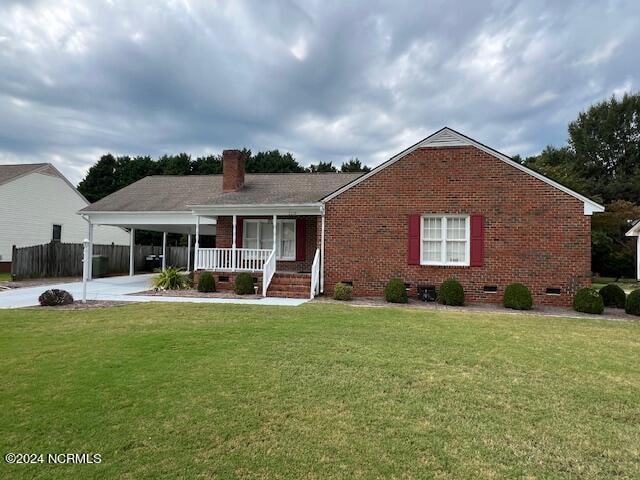 view of front of property featuring a porch and a front yard