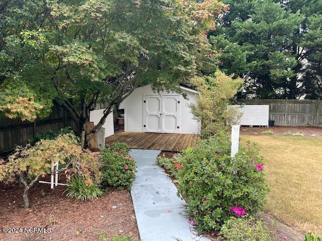 view of outdoor structure featuring a yard