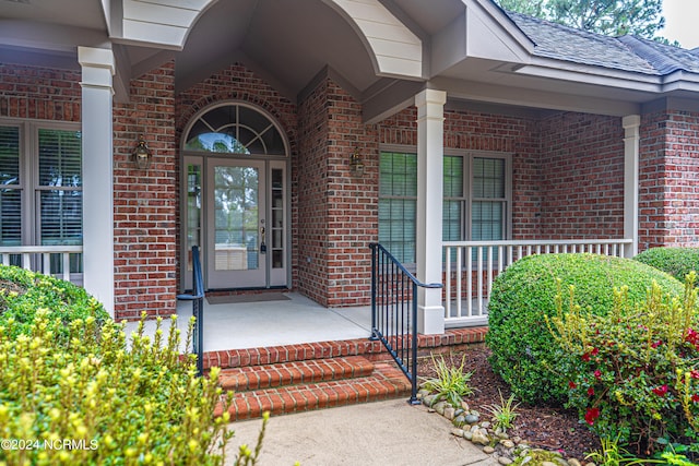 entrance to property featuring covered porch