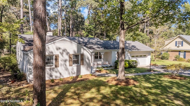 view of front of home featuring a front lawn and a garage