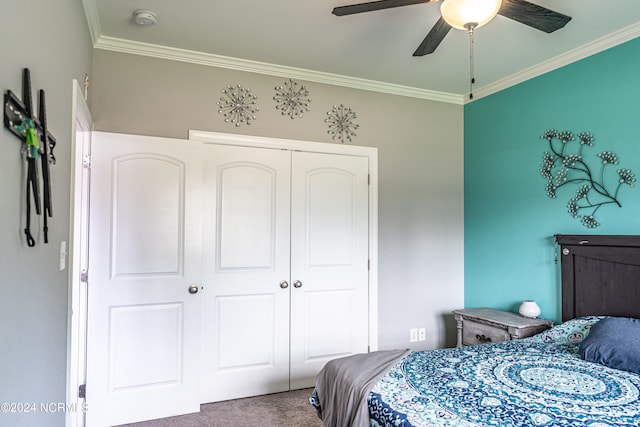 carpeted bedroom featuring ceiling fan, a closet, and ornamental molding