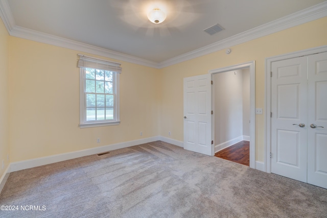 unfurnished room featuring carpet flooring and ornamental molding