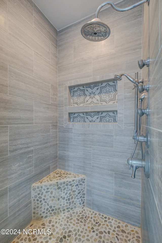 bathroom featuring a tile shower