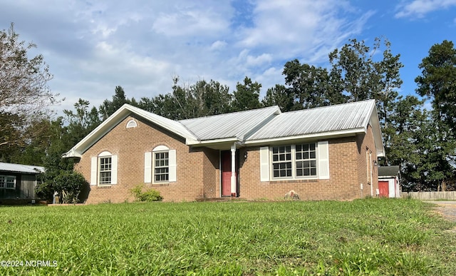 single story home featuring a front lawn