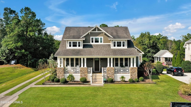 craftsman inspired home with a front lawn and covered porch