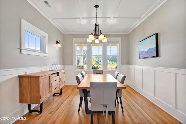 dining area featuring an inviting chandelier, crown molding, and light hardwood / wood-style floors