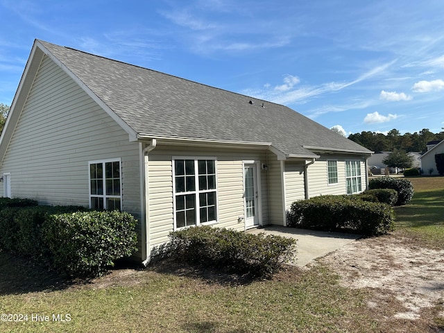 view of front of house with a patio area and a front lawn