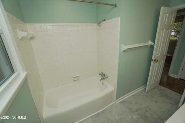 bathroom featuring tiled shower / bath