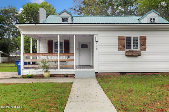 bungalow-style home featuring a front lawn and a porch