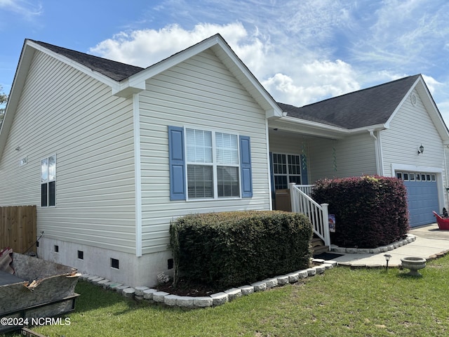 view of front of house with a garage and a front yard