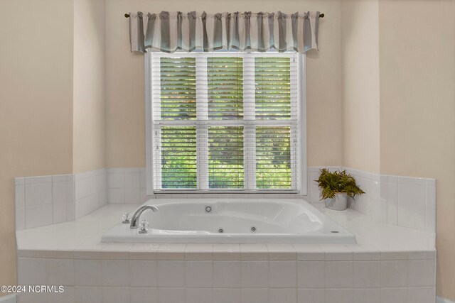 bathroom featuring tiled tub