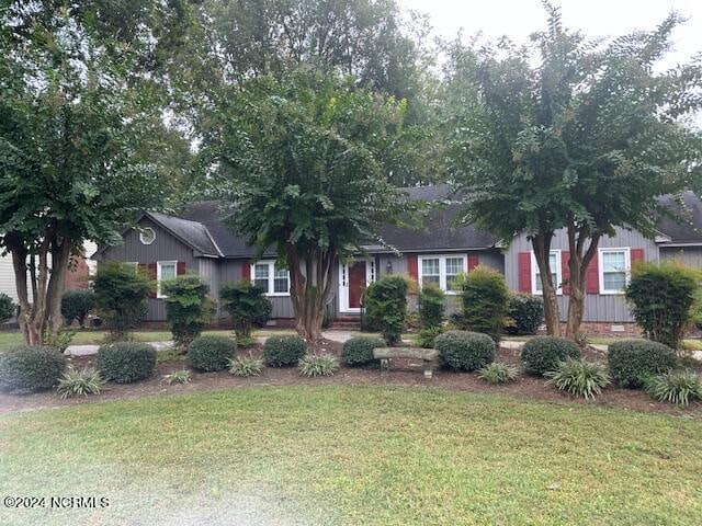 view of front of property featuring a front yard