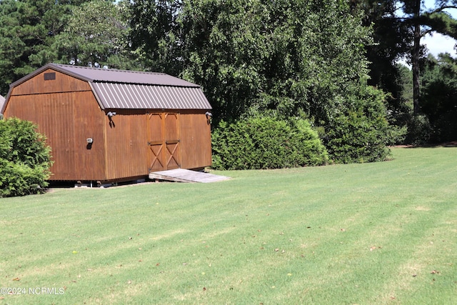 view of yard with a storage shed