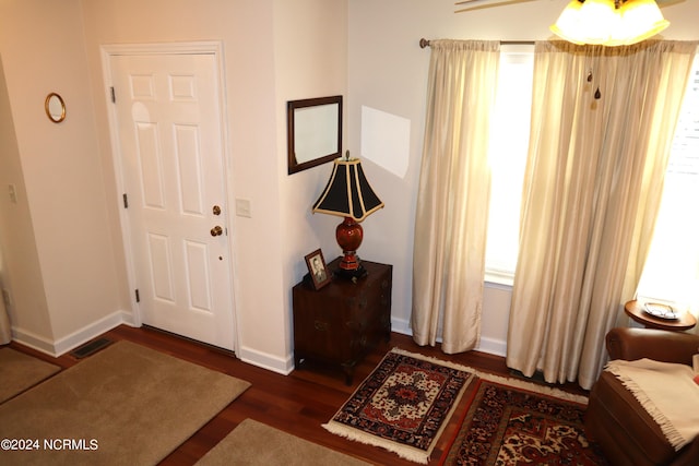 foyer with dark wood-type flooring and ceiling fan