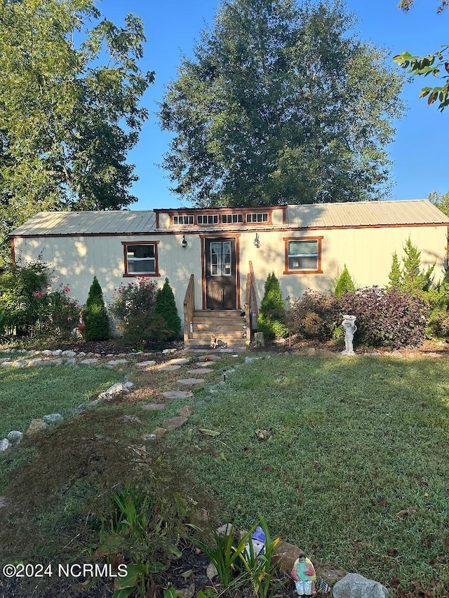 view of front of home featuring a front yard