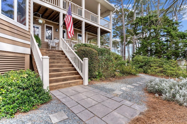 entrance to property featuring ceiling fan