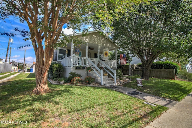 view of front of home featuring a front yard, a porch, and ceiling fan