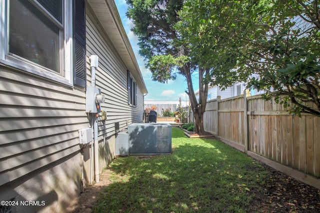 view of yard with central AC unit