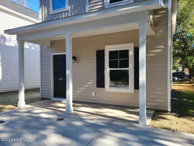 property entrance featuring a porch